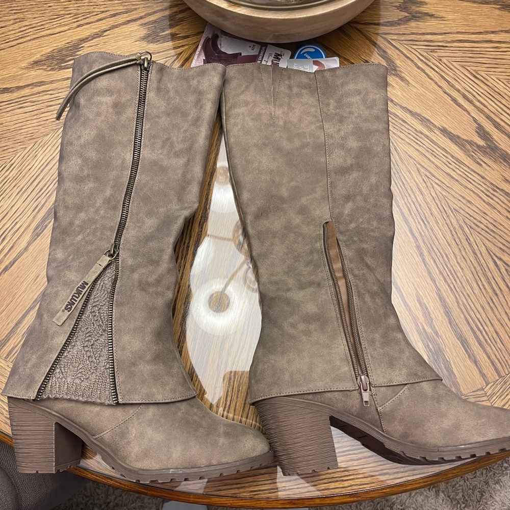 Muk luk Lacy Leo Size 8 NWT Taupe boots.